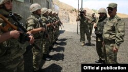 Ադրբեջանի պաշտպանության նախարար Զաքիր Հասանովը այցելում է շփման գծում տեղակայված զորամաս, արխիվ