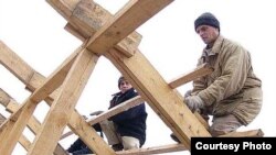 Татарстандагы курулушта иштеген мигранттар. Иллюстрациялык сүрөт.