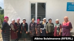 Биргелешип каражат таап жаткан аялдар тобу.