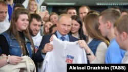 بازدید ولادیمیر پوتین، رئیس‌جمهور روسیه، از دفتر مبارزات انتخاباتی خود در مسکو. ۱۰ ژانویه ۲۰۱۸