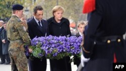 Саркози и Меркель возлагают венок на могилу Неизвестного солдата