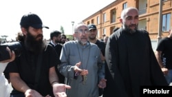 Շիրակի թեմի առաջնորդ Միքայել արքեպիսկոպոս Աջապահյանը Մայր Աթոռից ուղևորվում է դեպի Քննչական կոմիտե, 27-ը հունիսի, 2025թ.