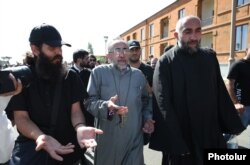 Архиепископ Микаел Аджапахян, глава на Ширакската епархия на Арменската апостолическа църква по време на задържането си на 27 юни.