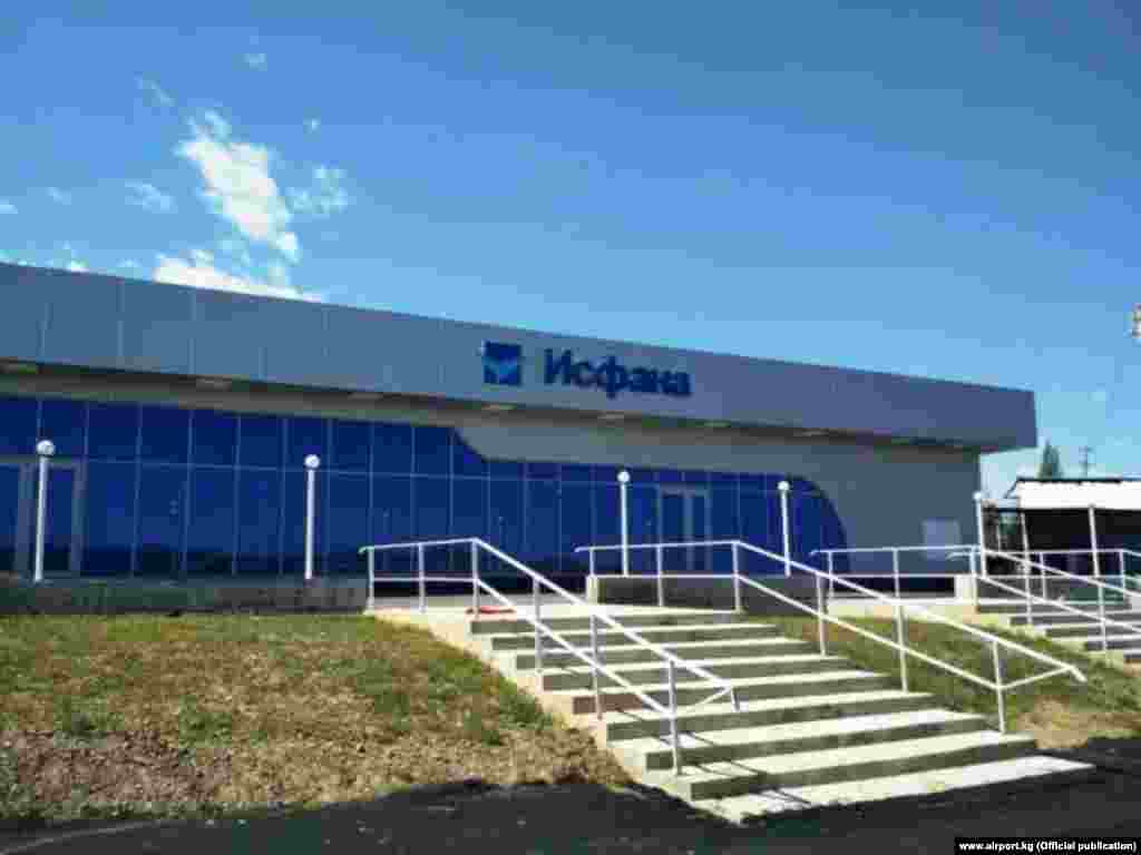 &quot;Исфана&quot; аэропорту 1974-жылы пайдаланууга берилген. Совет мезгилинде ал Як-40, Ан-24, Ан-26, Ан-28, BAE-146-200 сыяктуу учактарды жана тик учактардын бардык түрлөрүн кабыл алган. Аэродромдо бир учуп-конуу тилкеси бар. Бул аэропортто акыркы жолу капиталдык оңдоо иштери 2007-жылы жасалган экен.