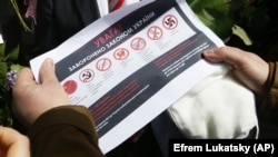 У ніч на 9 травня поліція провела обшуки в осіб, які готувалися до однієї з акції в Запоріжжі, і вилучила заборонену в Україні продукцію з комуністичною символікою