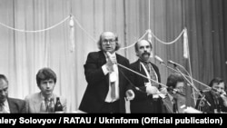 Іван Драч веде установчі збори Народного руху України