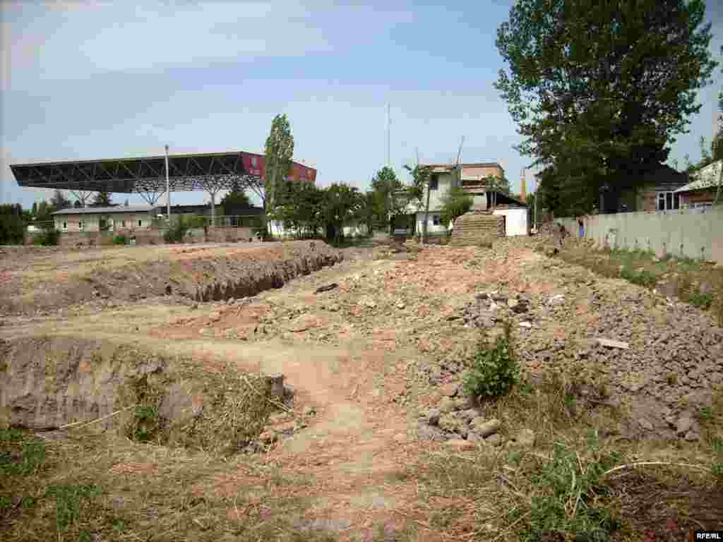 Ўзбекистон-Қирғизистон чегарасидаги бетон деворлар ëнига энди Тошкент ташаббуси билан ўтиб бўлмас чоҳлар ҳам қўшилди. - Ўзбекистон-Қирғизистон чегарасидаги бетон деворлар ëнига энди Тошкент ташаббуси билан ўтиб бўлмас чоҳлар ҳам қўшилди.