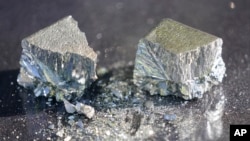 تصویری از عناصر کمیاب تولیدشده در تأسیسات شرکت «ام‌پی متریالز» در فورت ورث تگزاس