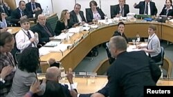 صحنه حمله به روپرت مرداک در جلسه کمیته پارلمان بریتانیا