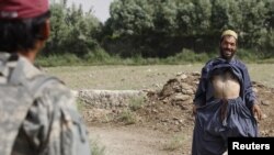 ОвхIан пачхьалкх -- Меттигера юртбахамхо ву, овхIанхойн салтичунна шен кисанаш гойтуш, 08Тов2010