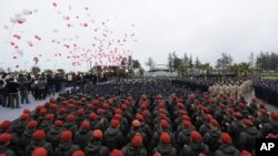 Сегодняшний парад полиции прошел куда скромнее, чем прошлогодний, поразивший зрителей роскошью и размахом