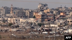 تصویری از مرز جنوبی اسرائیل با نوار غزه که ساختمان‌های ویران شده در داخل خاک این منطقه را نشان می‌دهد