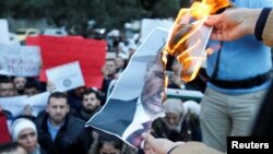 Алепподогу чабуулдарга каршылык билдирген топтун Иорданиядагы нааразылык акциясы, 13-декабрь.