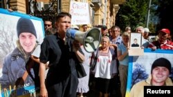 Народний депутат Надія Савченко і родичі українських полонених на мітингу біля Адміністрації президента України, 8 серпня 2016 року