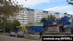 Дамам у дварах дастаткова сіняга веньчыка ўверсе