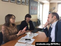 Дзяніс Кобрусеў у грамадзкай прыёмнай дэпутаткі Палаты прадстаўнікоў Ганны Канапацкай