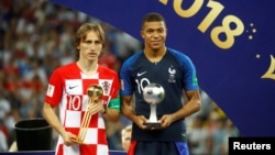 Лука Модрич (кызыл) жана Килиан Мбаппе (көк).