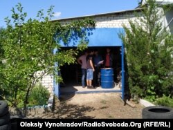 Гараж на окраине города, в котором расположилась «мастерская»