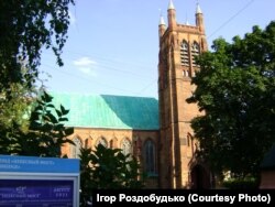 Неподалік від цього будинку розташована англіканська церква