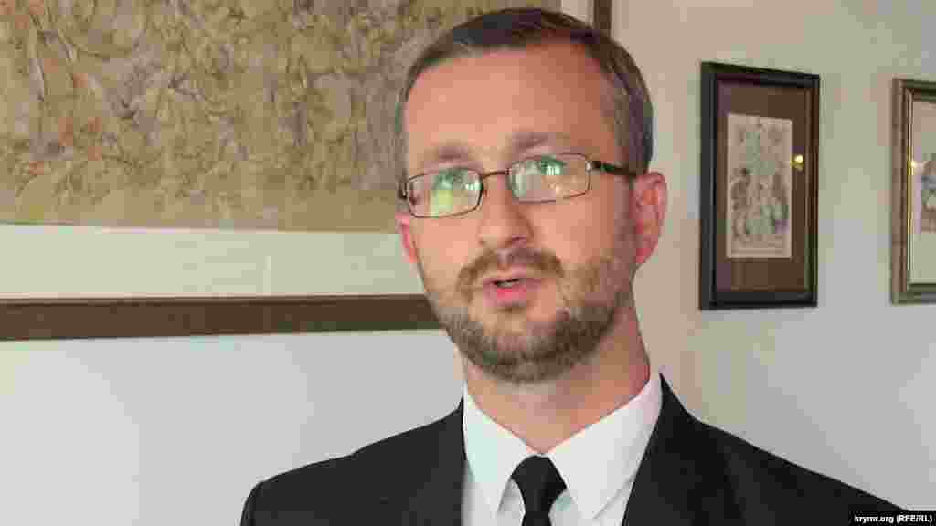 Celâl Nariman Enver oğlu 1980 senesi Özbekistanda doğdı. 80-lerniñ soñunda qorantasınen beraber Qırımğa qayttı, Canköy mektebinde oqudı. Celâl ATR telekanalında alıp barıcı, &laquo;Avdet&raquo; gazetasında mühbir olıp çalışta ve Aqmescit halqara mektebinde tarih ve uquqşınaslıq derslerini berdi. 2013 senesinden ve Qırım Rusiye tarafından işğal etilgen soñ Meclis faaliyetiniñ yasağına qadar Qırımtatar Milliy Meclisiniñ reis muavini, informatsion-analitik bölüginiñ reberi. 