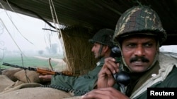 Солдаты индийских пограничных сил ведут наблюдение из бункера вблизи огражденной границы с Пакистаном, архивное фото