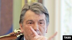 رييس جمهوری اوکراين دوشنبه شب و پس از نشست با رهبران پارلمانی فرمان انحلال و برگزاری انتخابات در روز ۲۷ ماه مه را صادر کرد.