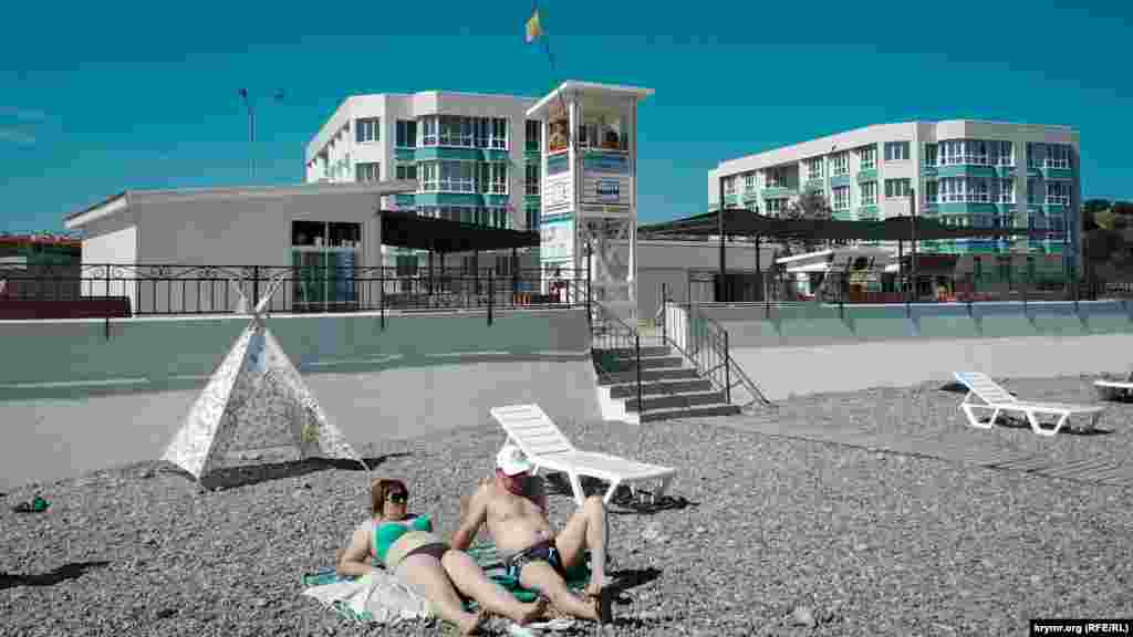 &quot;Admiralskaya laguna&quot; inşaatınıñ binaları tamam plâj yanında qurulğan