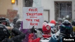 Форумдун алдында өткөн акция.