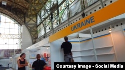 Встановлення українського стенду на книжковому ярмарку в Празі (фото зі сторінки заходу у Facebook)