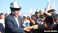 Сооронбай Жээнбеков шайлоочулар менен жолугушуу учурунда. Октябрь, 2017-ж.