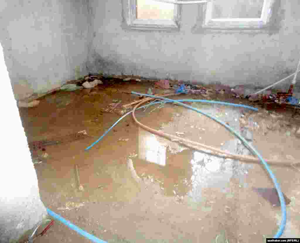 Jaýlaryň ýerzeminlerindäki suwlar.