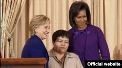 Ўзбекистонлик ҳуқуқ фаоли Мўътабар Тожибоева АҚШ Давлат департаментининг "Жасоратли аёл" муфокотини 2009 йилда АҚШ биринчи хоними Мишел Обама ва Давлат котиби Ҳиллари Клинтон қўлидан қабул қилганди.