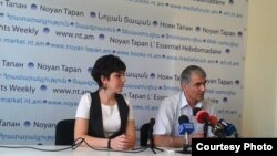 Փորձագետ Արփինե Ավետիսյանը եւ Հայաստանի գործատուների հանրապետական միության նախագահ Գագիկ Մակարյանը մամուլի ասուլիսում: