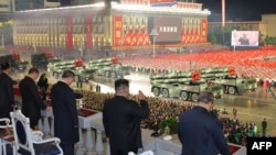 Момент от военния парад в Пхенян. На трибуната - лидерите на Северна Корея и техните гости от приятелски страни.