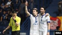  جواد نکونام (راست)