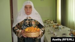 Әнисә ханым Закирова ифтарга өстәл әзерли