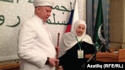 Зөбәрҗәт апа Әлбир Кргановка мөфти таягын тапшыра