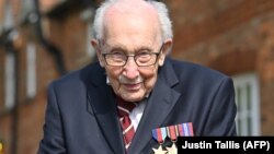 Тома Мура підтримали внесками понад 800 тисяч людей