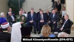 Чарада катнашучылар арасында Февзи Якубов (арткы рәттә, уңда)