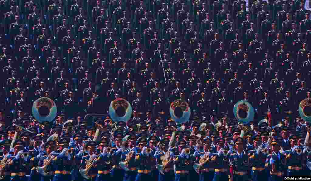 На відкритті параду глава КНР Сі Цзіньпін оголосив, що Китай скоротить чисельність своїх Збройних сил на 300 тисяч осіб