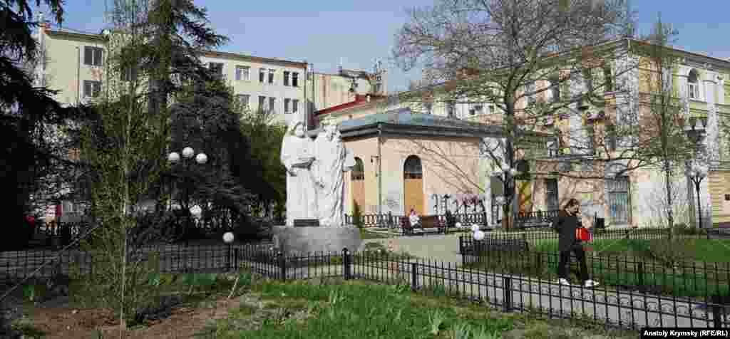 Rekonstruktsiya etilgen ağa-qardaş Ayvazovskiyler skveri