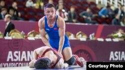 Член сборной Китая Ерланбек Катейулы (в синей форме) на отборочных соревнованиях в Астане. 19 марта 2016 года. (Автор фото Женис Искакбай).