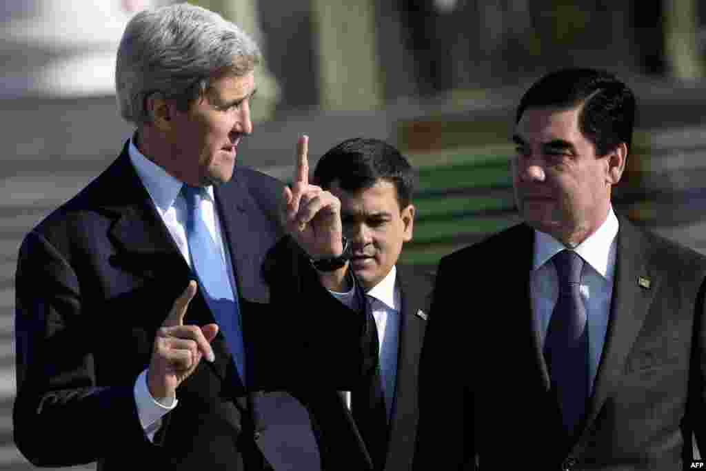 Туркманистонда Жон Керри мамлакат президенти Гурбангули Бердимуҳамедов билан музокаралар ўтказди. У 2006 йилда илк президент Сапармурод Ниёзов вафотидан кейин давлат раҳбари лавозимини эгаллаган эди.Бердимуҳамедов ўзидан аввалги раҳбарнинг шахсга сиғиниш сиёсатини бир оз юмшатди, аммо ўрнига ўз шахсий культини ўрнатди — “Туркманбоши” (“Барча туркманларнинг отаси”) ўрнига янги унвон — “Арақадағ” (“Ҳомий”) пайдо бўлди. 2022 йилда Гурбангули Бердимуҳамедов амалдаги президентлик ваколатини ўғли Сердар Бердимуҳамедовга топширди.