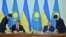 Президент України Петро Порошенко (ліворуч) та президент Казахстану Нурсултан Назарбаєв під час зустрічі в Астані. 9 жовтня 2015 року