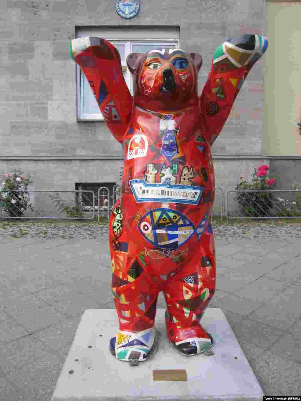 "Медведь" Юрислана Шыгаева у посольства Кыргызстана в Берлине. - "Медведь" Юрислана Шыгаева у посольства Кыргызстана в Германии стал одним из интересных мест притяжения для туристов и горожан Берлина.