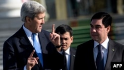 ABŞ-nyň döwlet sekretary Jon Kerri Aşgabatda türkmen prezidenti G.Berdimuhamedow bilen duşuşyk mahalynda. 3-nji noýabr, 2015.