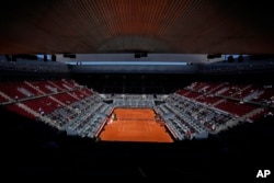 Опустевшие корты стадиона, на котором в эти дни проходит теннисный турнир Madrid Open. Матчи пришлось перенести из-за блэкаута