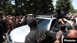 Armenia - Masked officers of the NSS leave the Echmiadzin headquarters of the Armenian Apostolic Church, June 27, 2025.