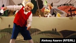 Эстонский актер в национальном костюме. Алматы, 6 ноября 2012 года.    