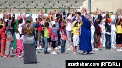 Çagalar köpçülikleýin çärä gatnaşýarlar, Türkmenistan 